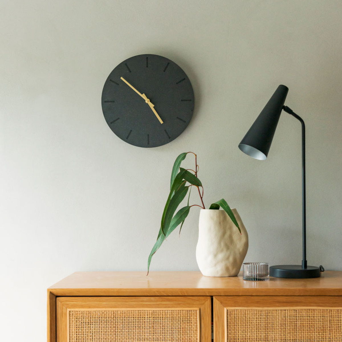 Hemverk Gunpowder väggklocka 28 cm mörkgrå med guldvisare