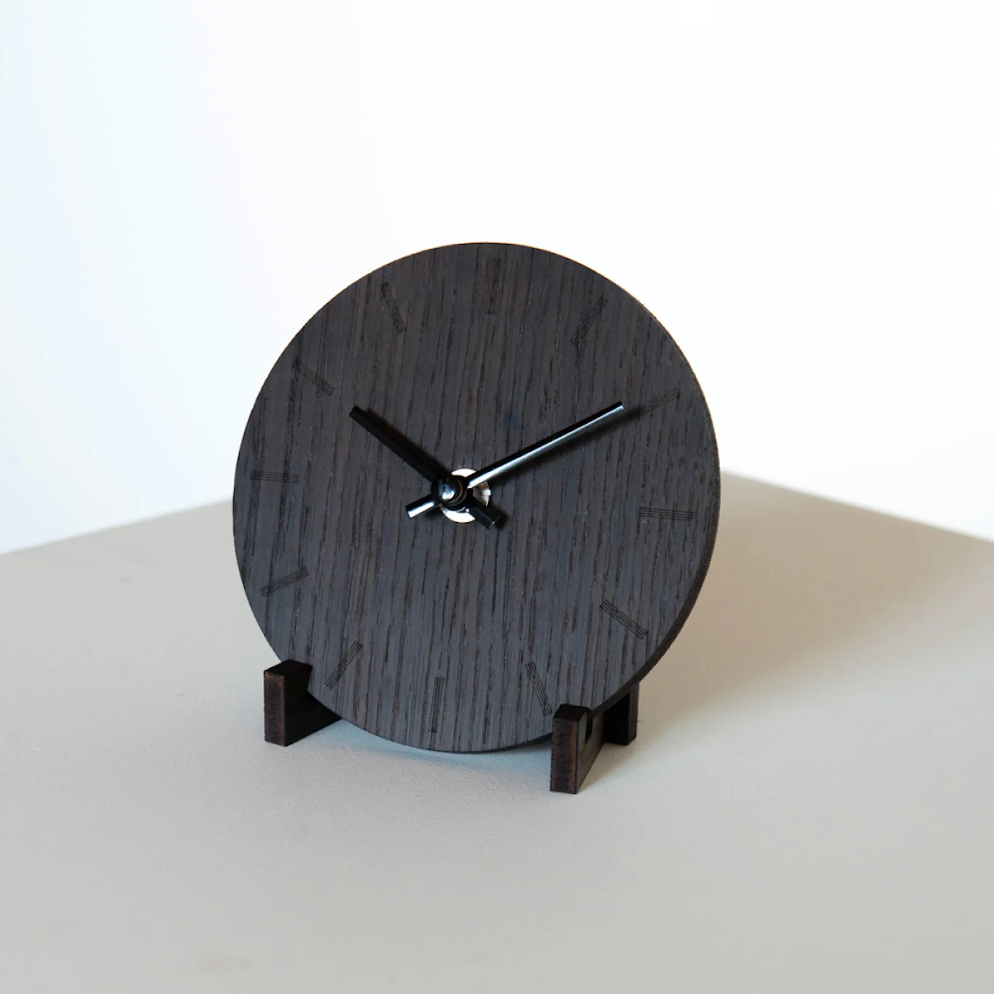 Hemverk Dark Oak bordsur 12 cm mörk ek med svart visare