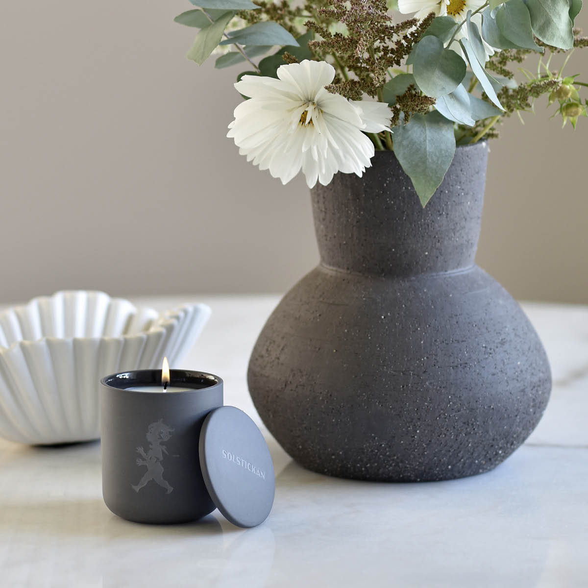 SOLSTICKAN Duftlys i keramikk 9×7,5 cm mørk grå (sedertre og einerbær)