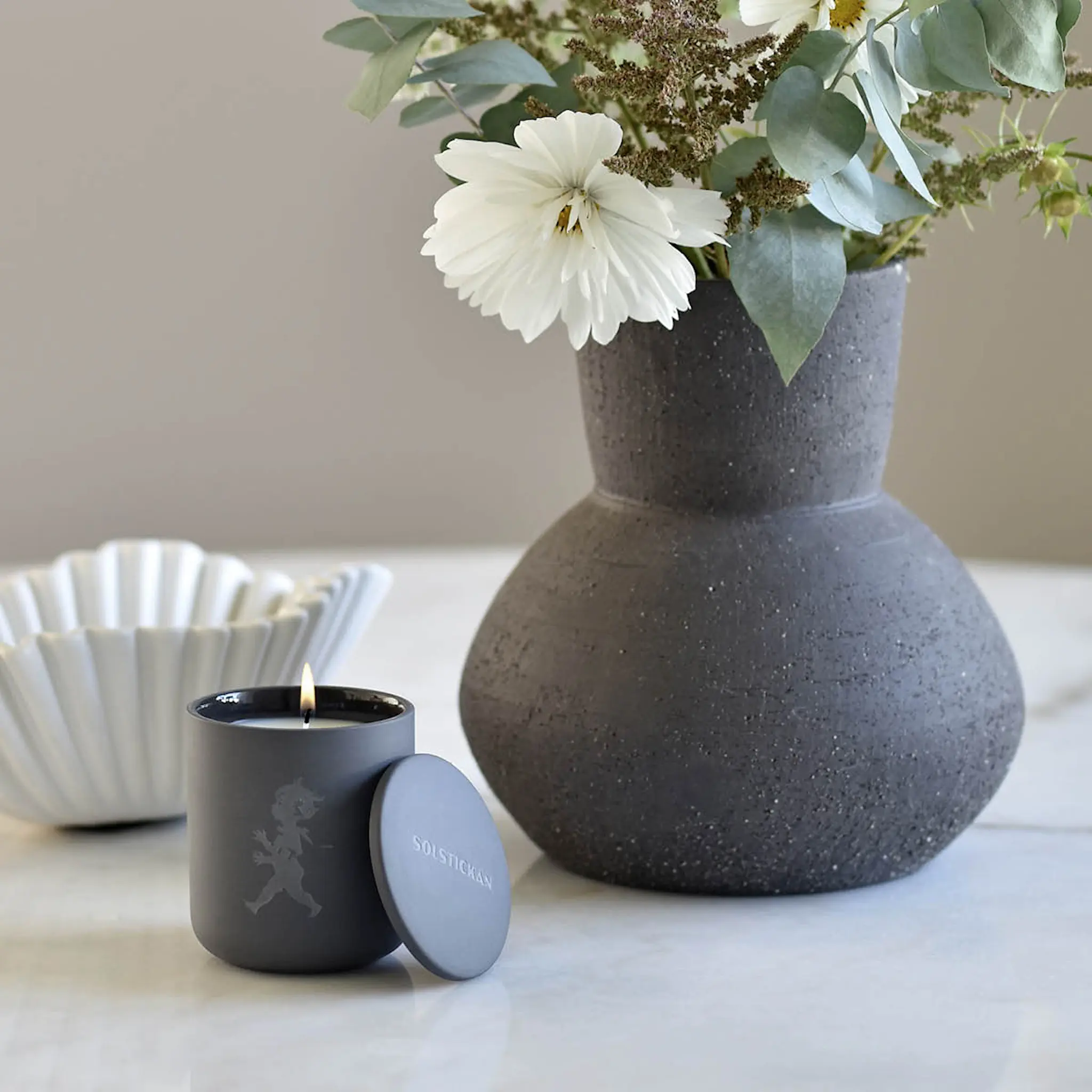 SOLSTICKAN Duftlys i keramikk 9×7,5 cm mørk grå (sedertre og einerbær) hover