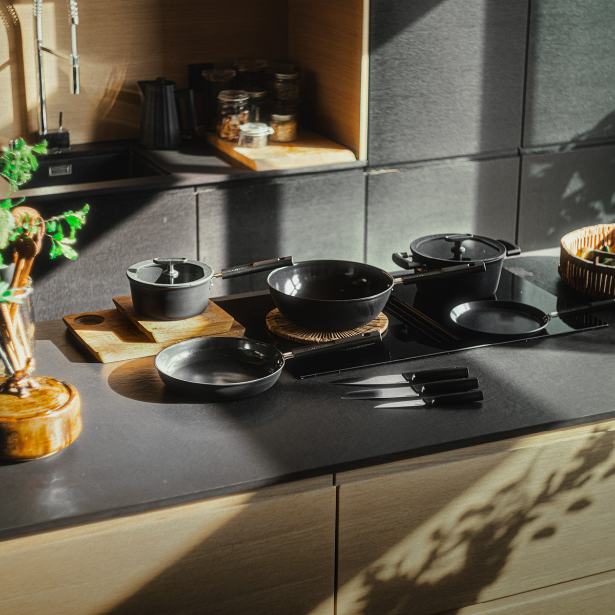 Fiskars Hard Face keramisk traktörpanna med lock 24 cm