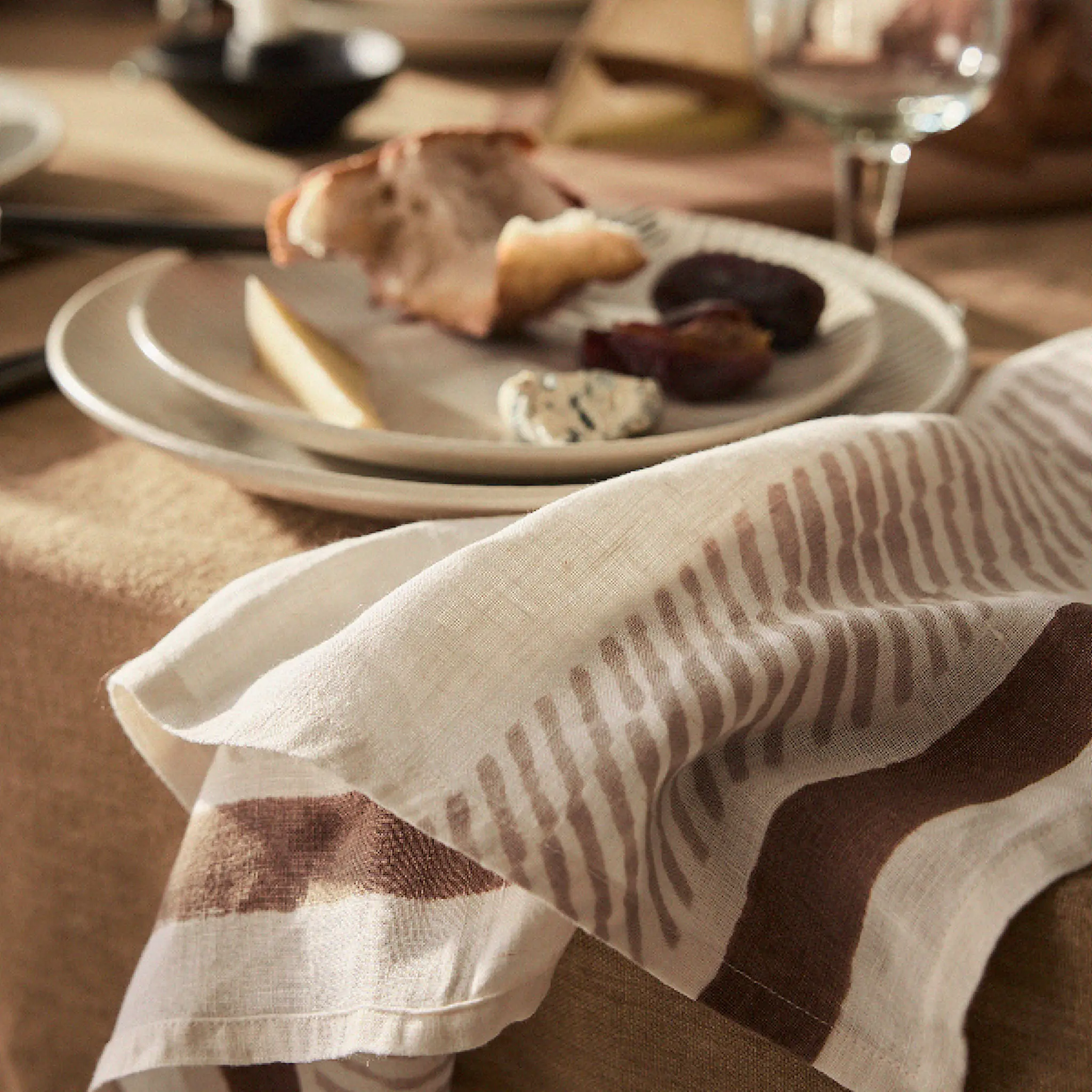 Tell Me More Ella tygservett 50x50 cm Brun