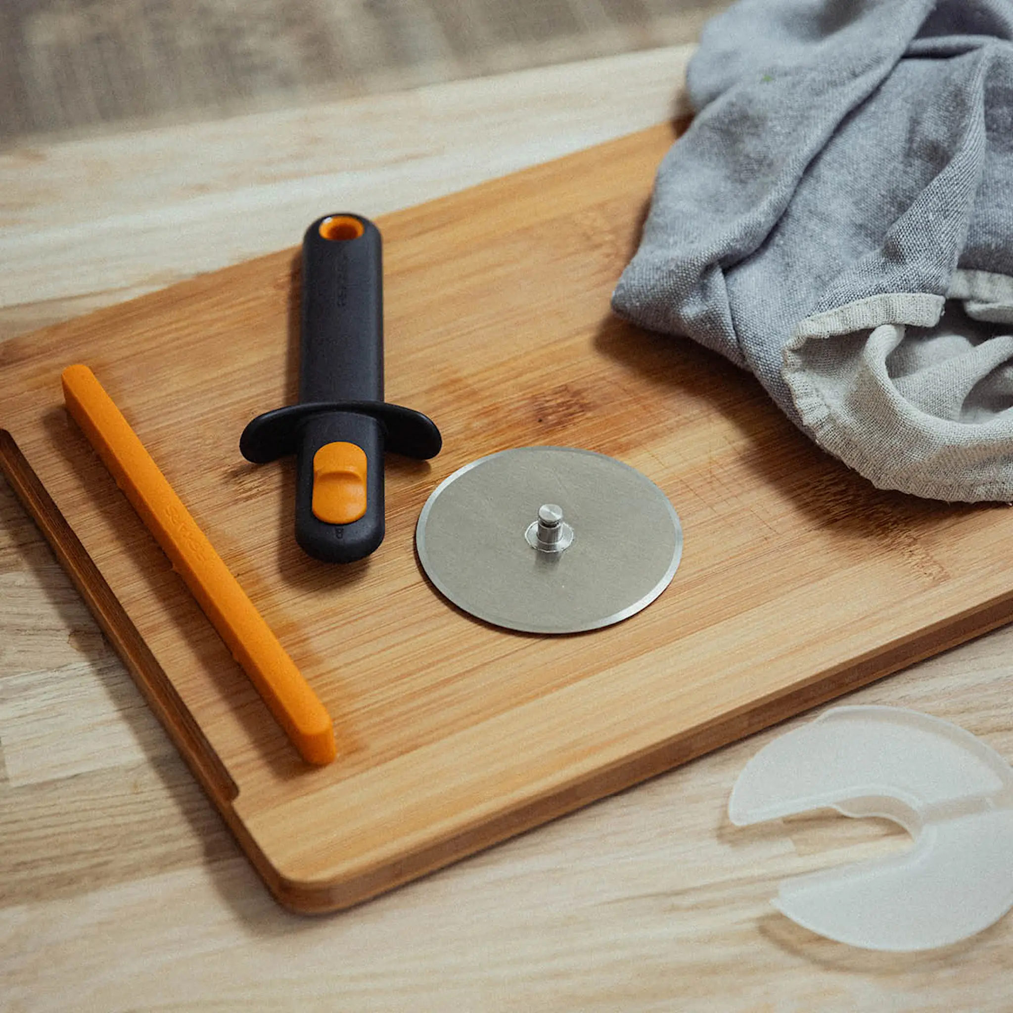 Fiskars Functional Form pizzahjul 26x8 cm svart/rustfritt stål