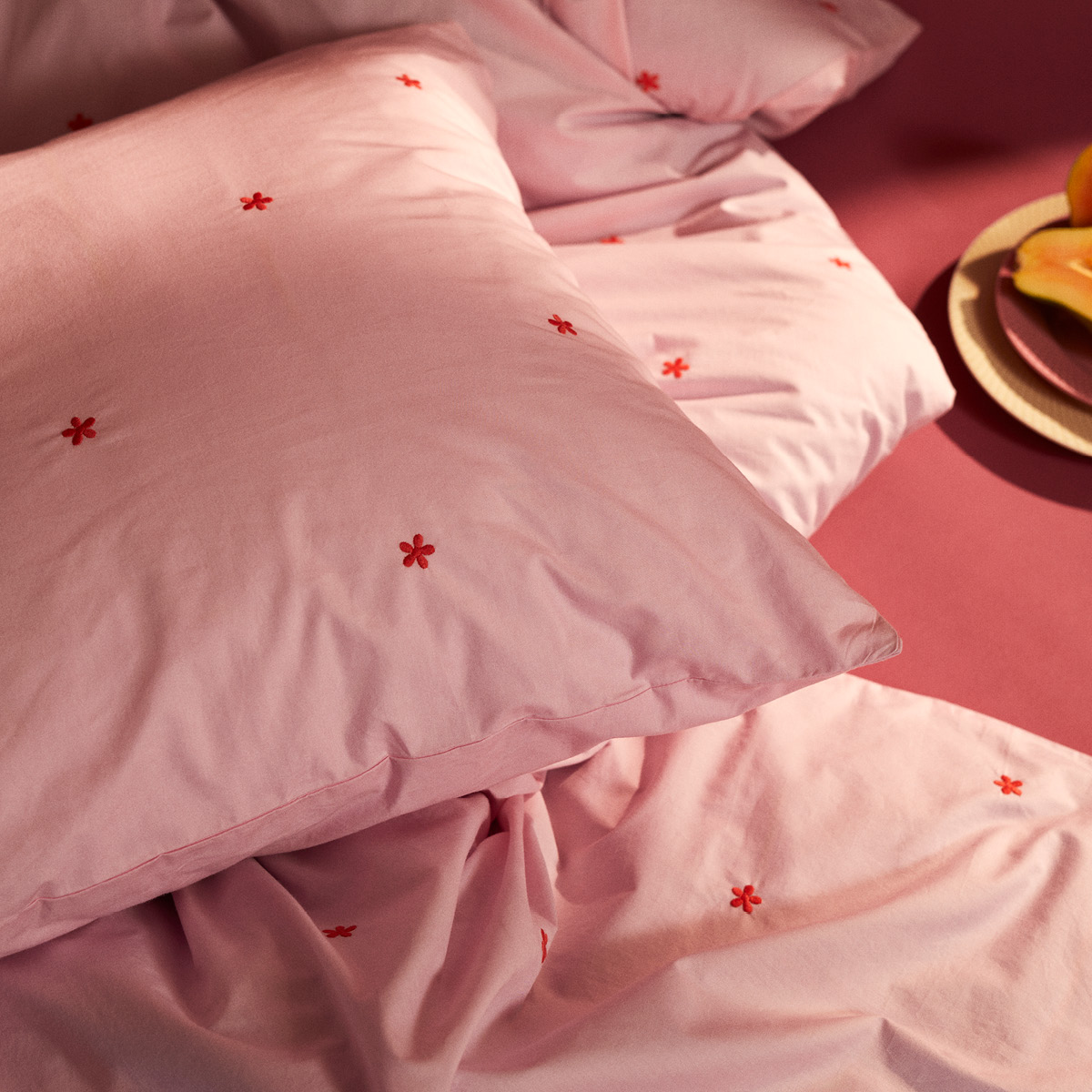 Juna Daisy sengetøy 220x220 cm rosa/rød