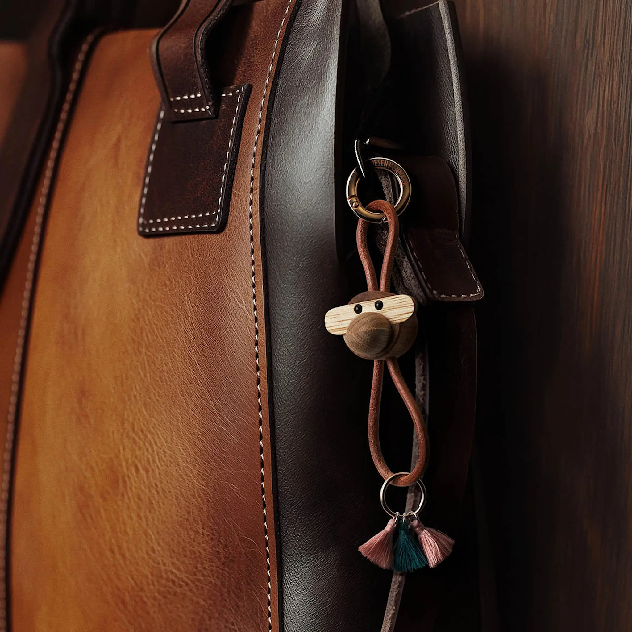 Kay Bojesen Denmark Ape nøkkelring 3 cm gull/natur/teak/limba hover