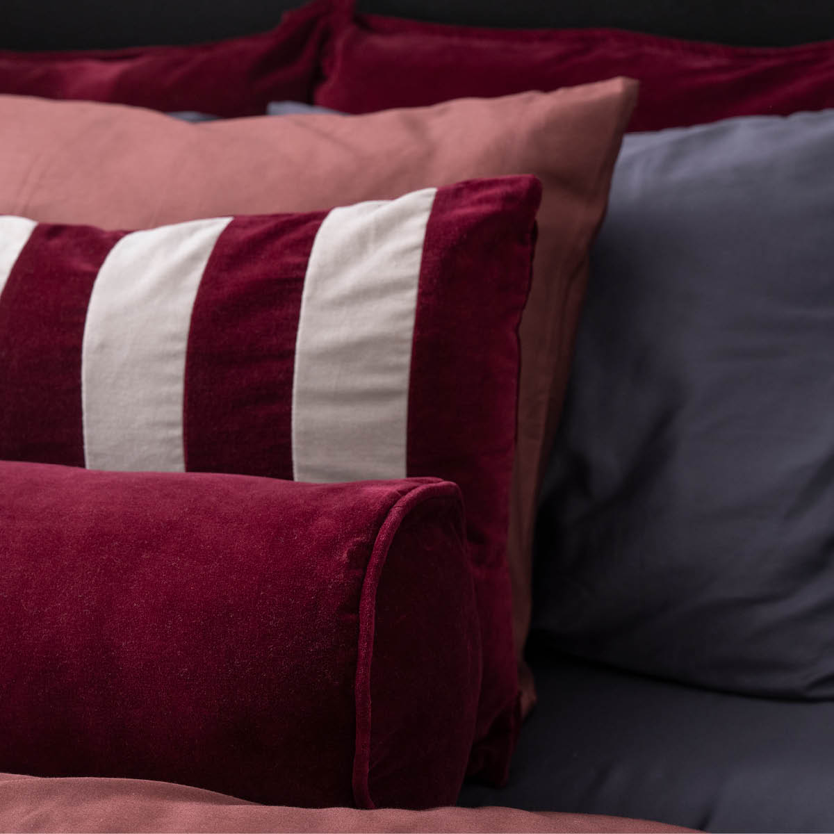 Fanni K Bolster kudde sammet 55x20 cm vinröd