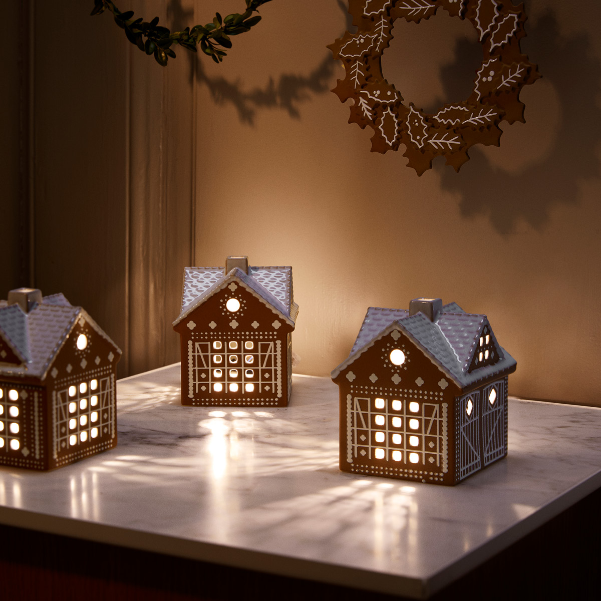 Kähler Pepparkakshus ljuslykta julstall 11,5 cm brun