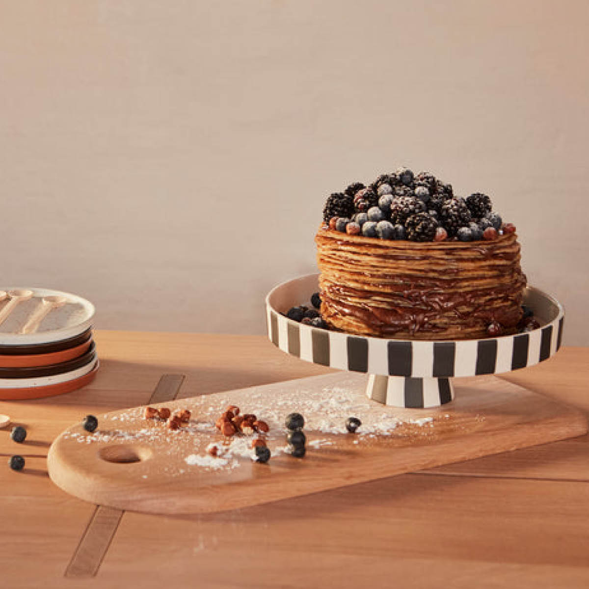 OYOY Toppu serveringsfat på fot 27 cm vit/svart