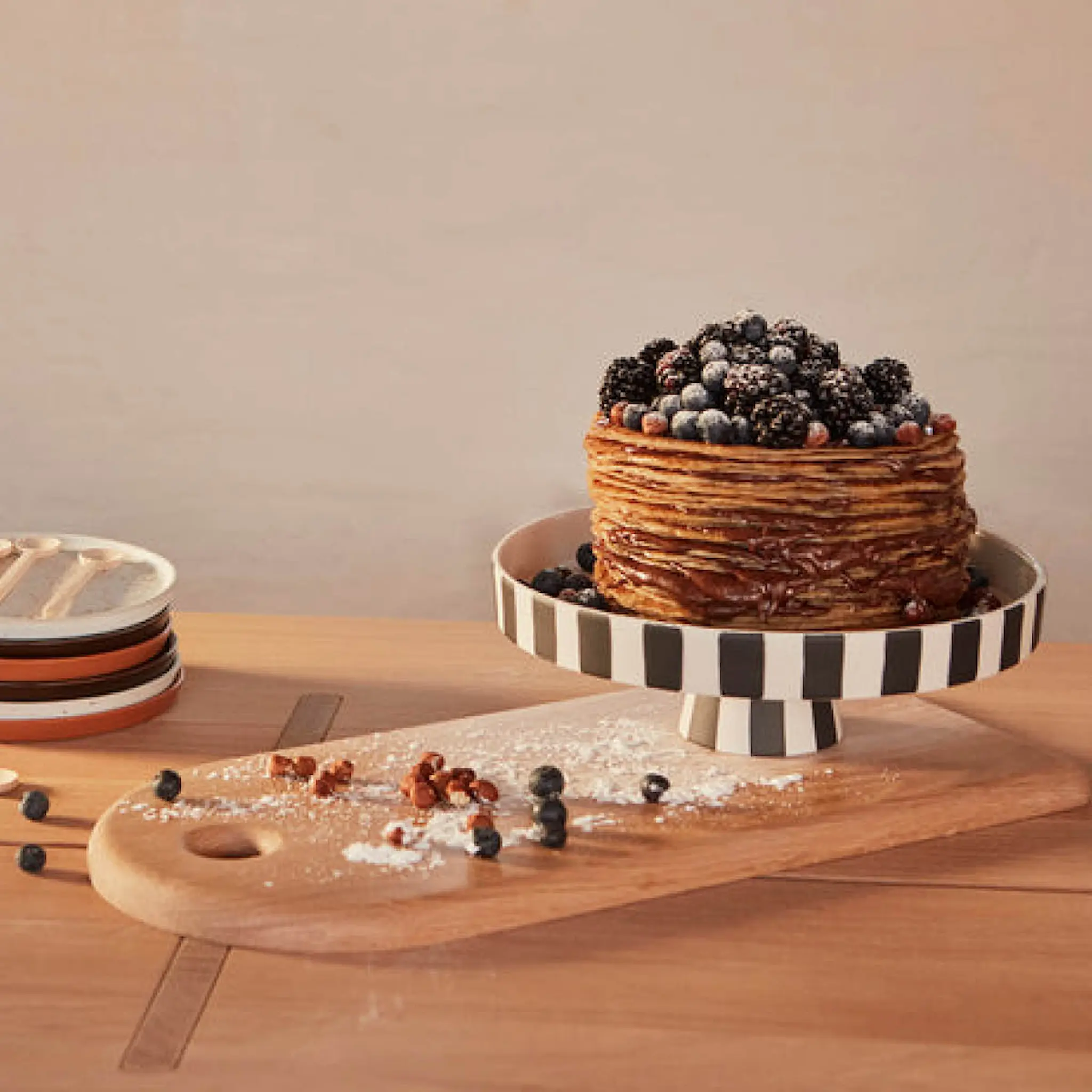 OYOY Toppu serveringsfat på fot 27 cm vit/svart