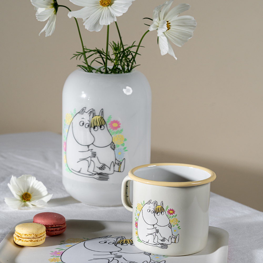 Muurla Mumin emaljmugg 55 cl blommor vit