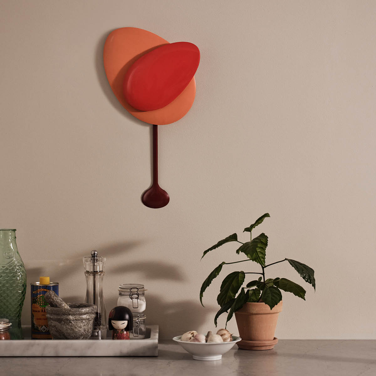 Design House Stockholm Mellow väggklocka 48,5x20,5 cm röd