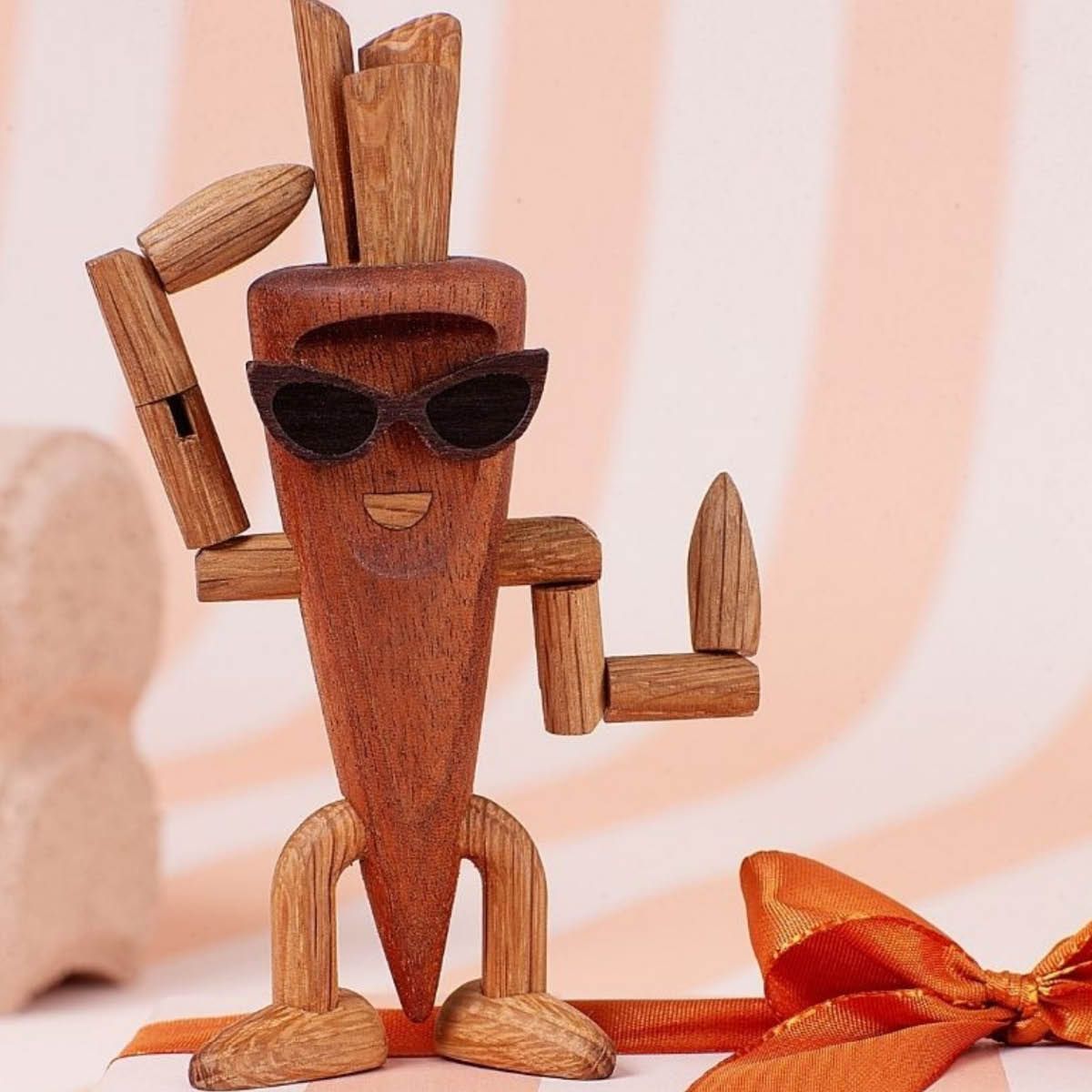 Spring Copenhagen Woodies Camille Carrot träddekoration 13 cm ek