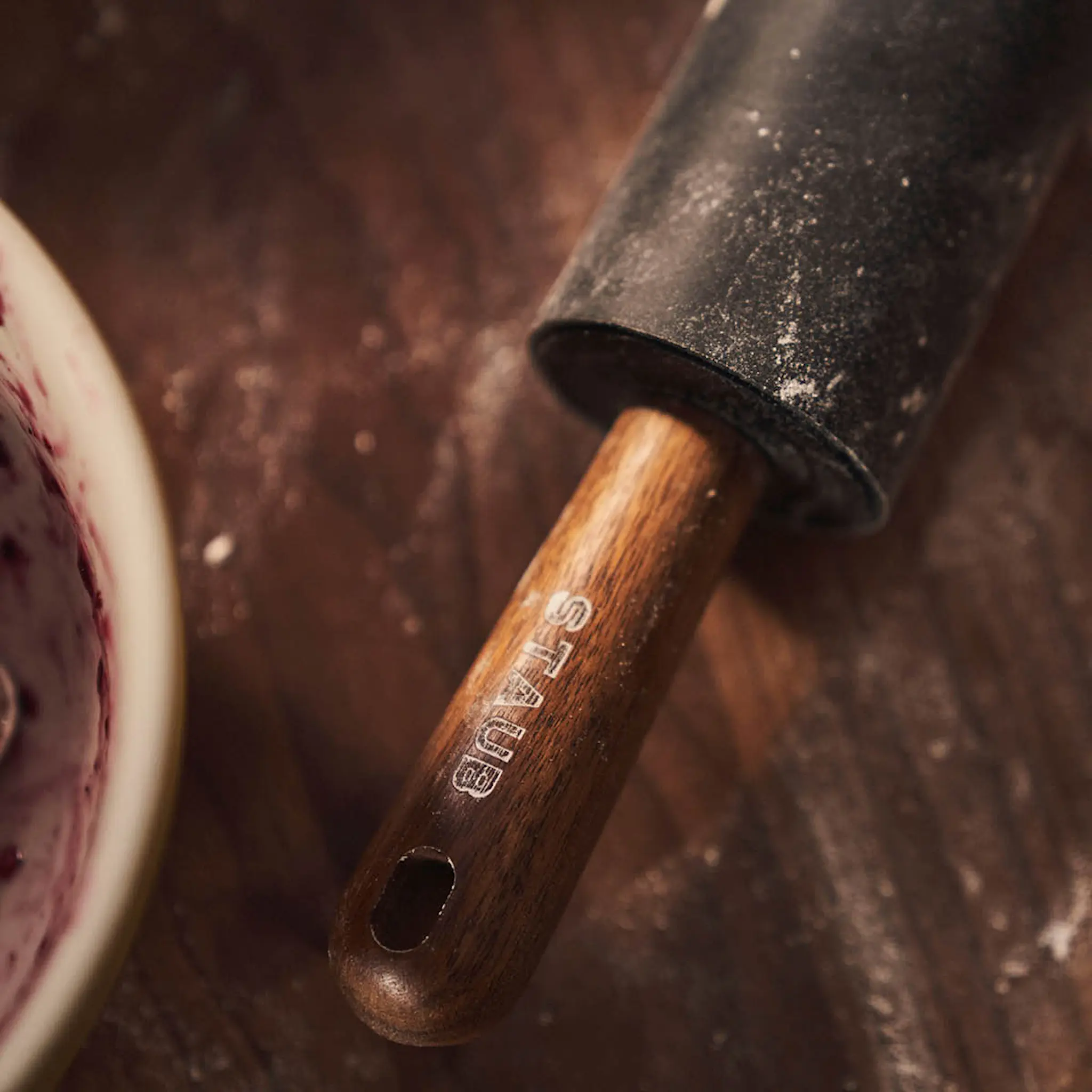 Staub Kavel i silikon 45x5,4 cm akaciaträ/svart