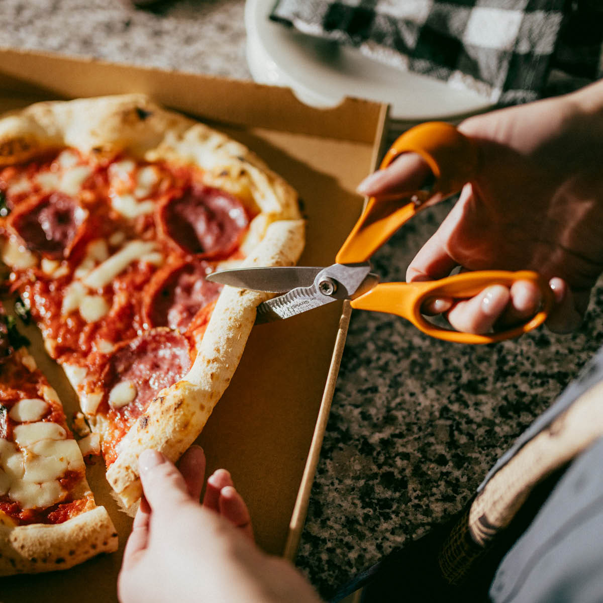 Fiskars Classic kökssax 18 cm orange