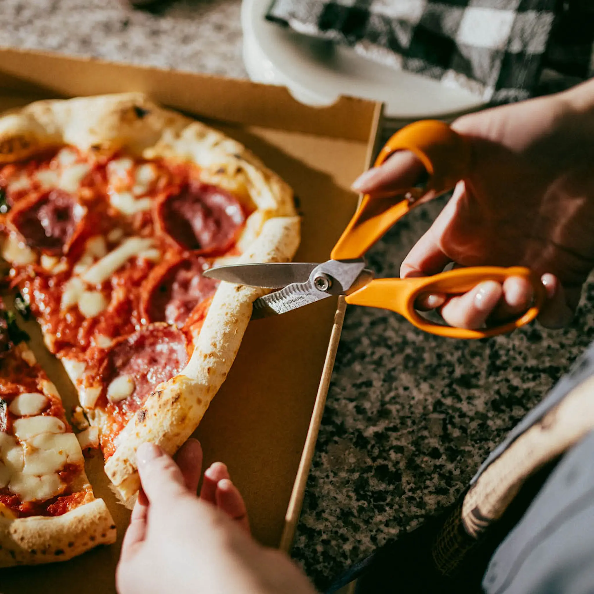 Fiskars Classic keittiösakset 18 cm oranssi