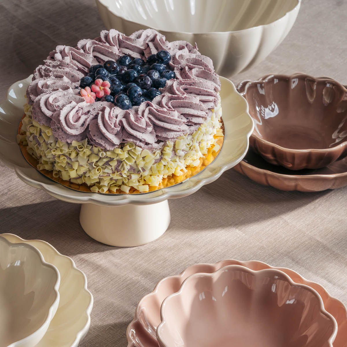 Stiernholm Lotus kakefat på stett 27 cm krem