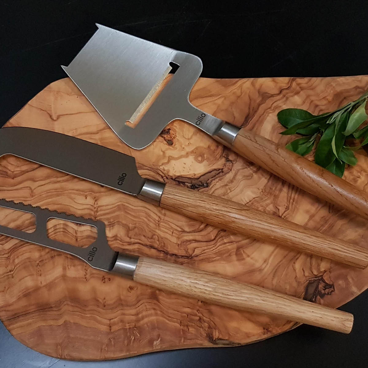 Cilio Ostehøvel m/ eikehåndtak 23 cm