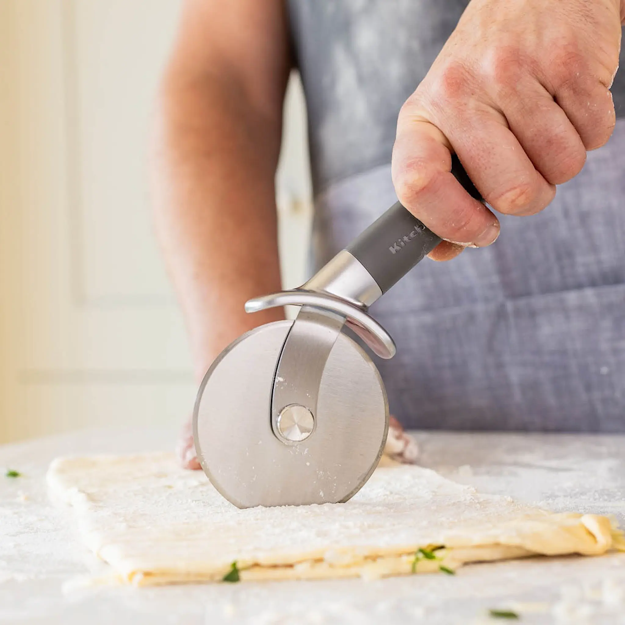 KitchenAid KitchenAid Classic pizzaskjærer 24 cm charcoal grey