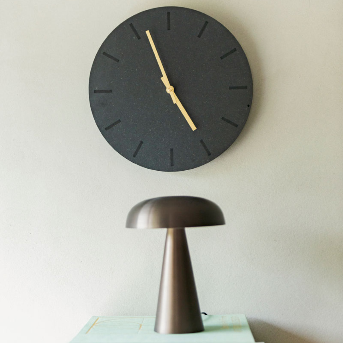 Hemverk Gunpowder väggklocka 38 cm Tummanharmaa/Kulta