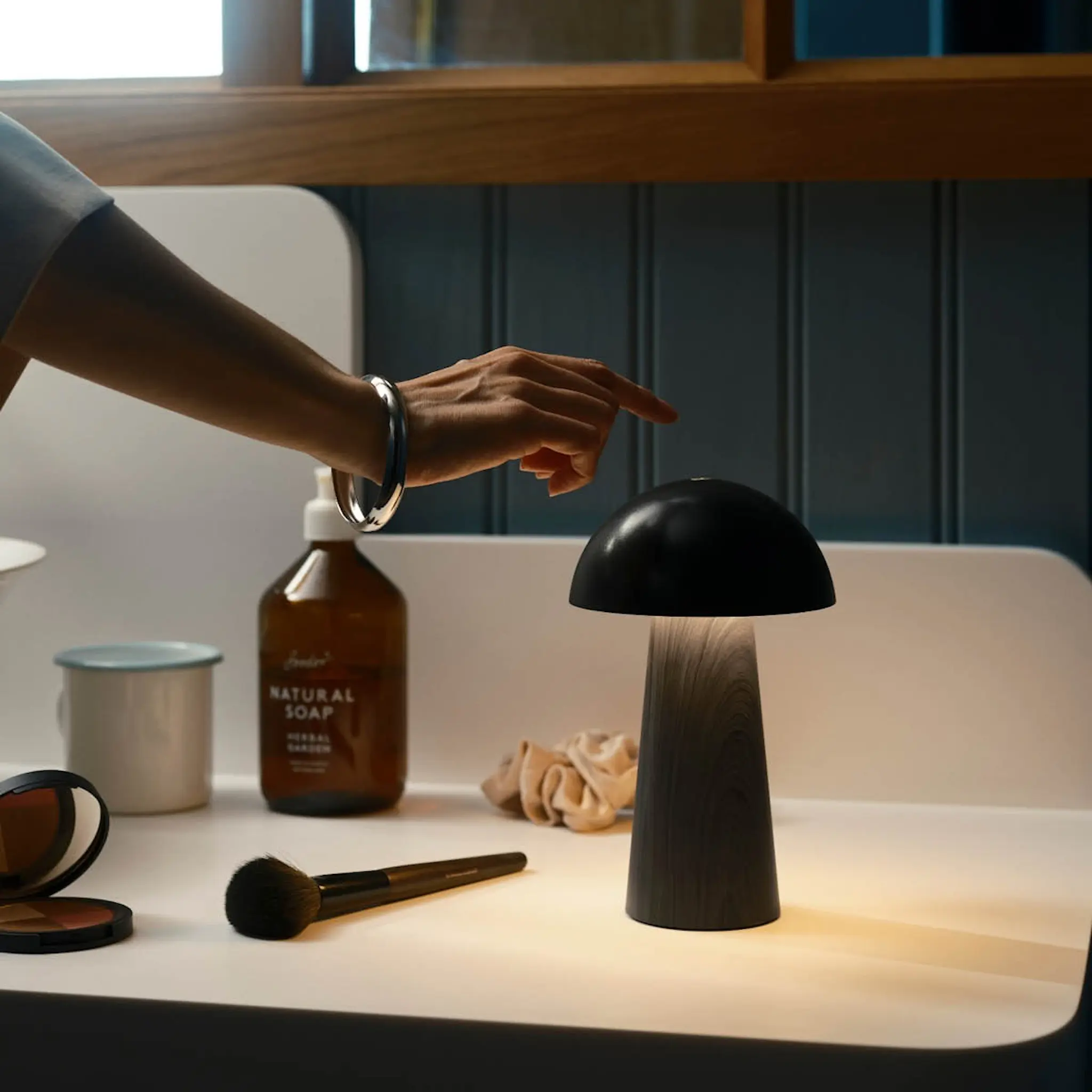 Kreafunk Bello bærbar LED-bordlampe 12x19,6 cm svart