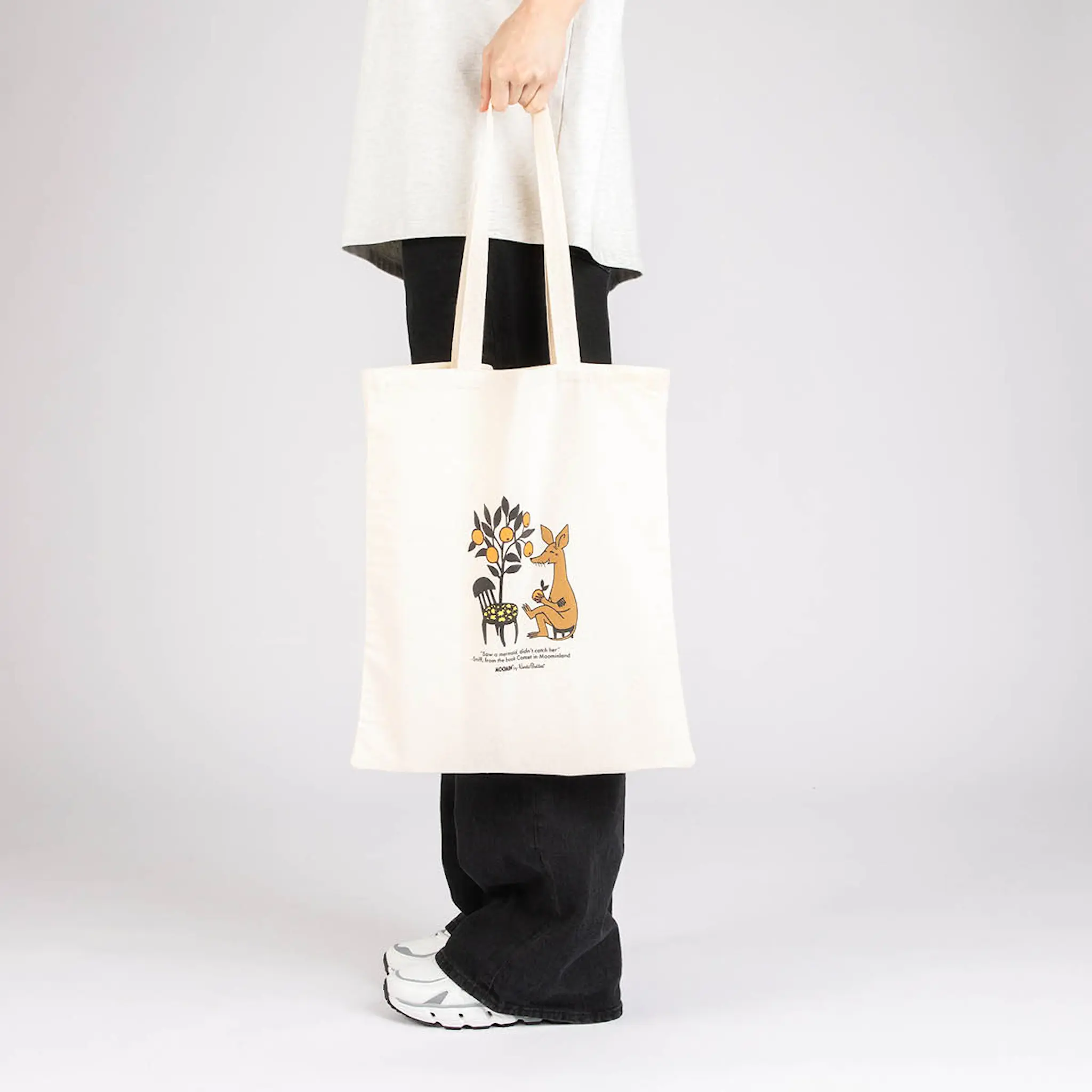 Nordicbuddies Mumin tygpåse 38,5x42 cm Sniff med apelsiner beige