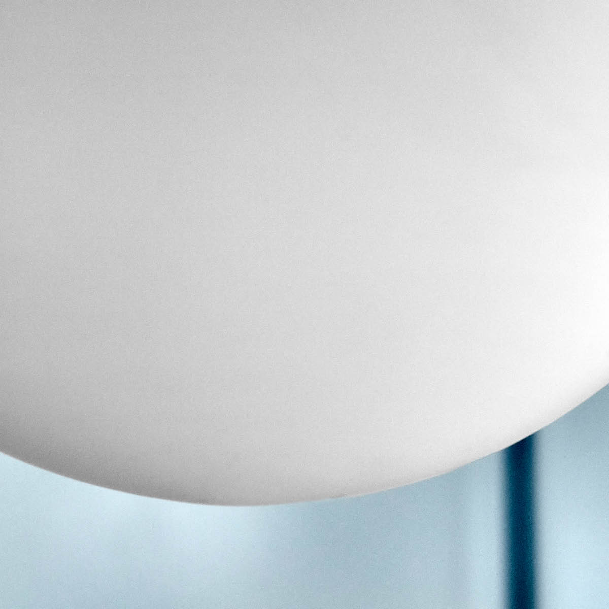 House Doctor Coin taklampa 35 cm borstad silverfinish/matt vit