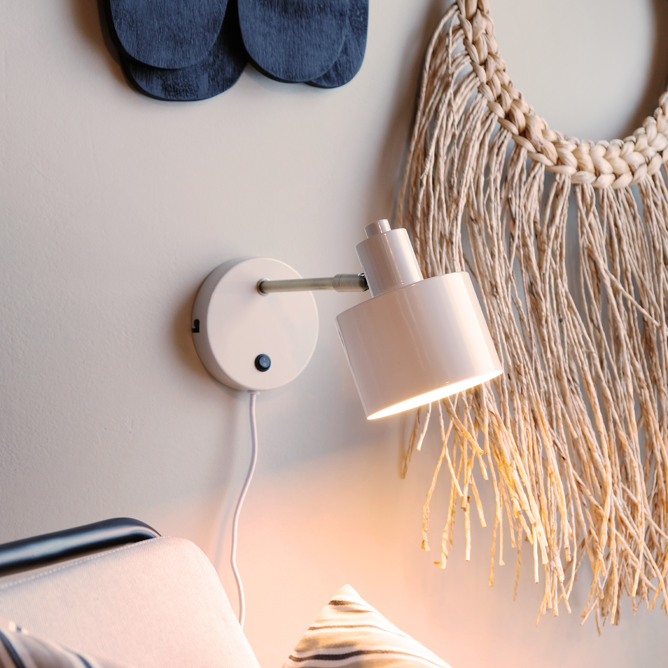 Dyberg Larsen Ocean vägglampa 11,5 cm beige/mässing