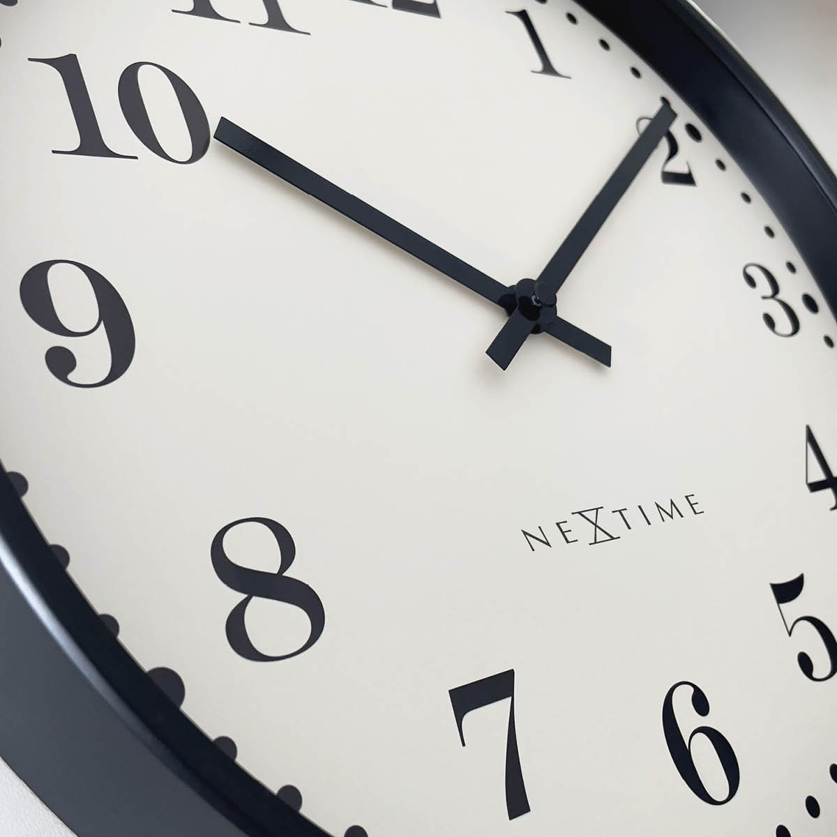 NeXtime Dickens väggklocka 30 cm svart/vit