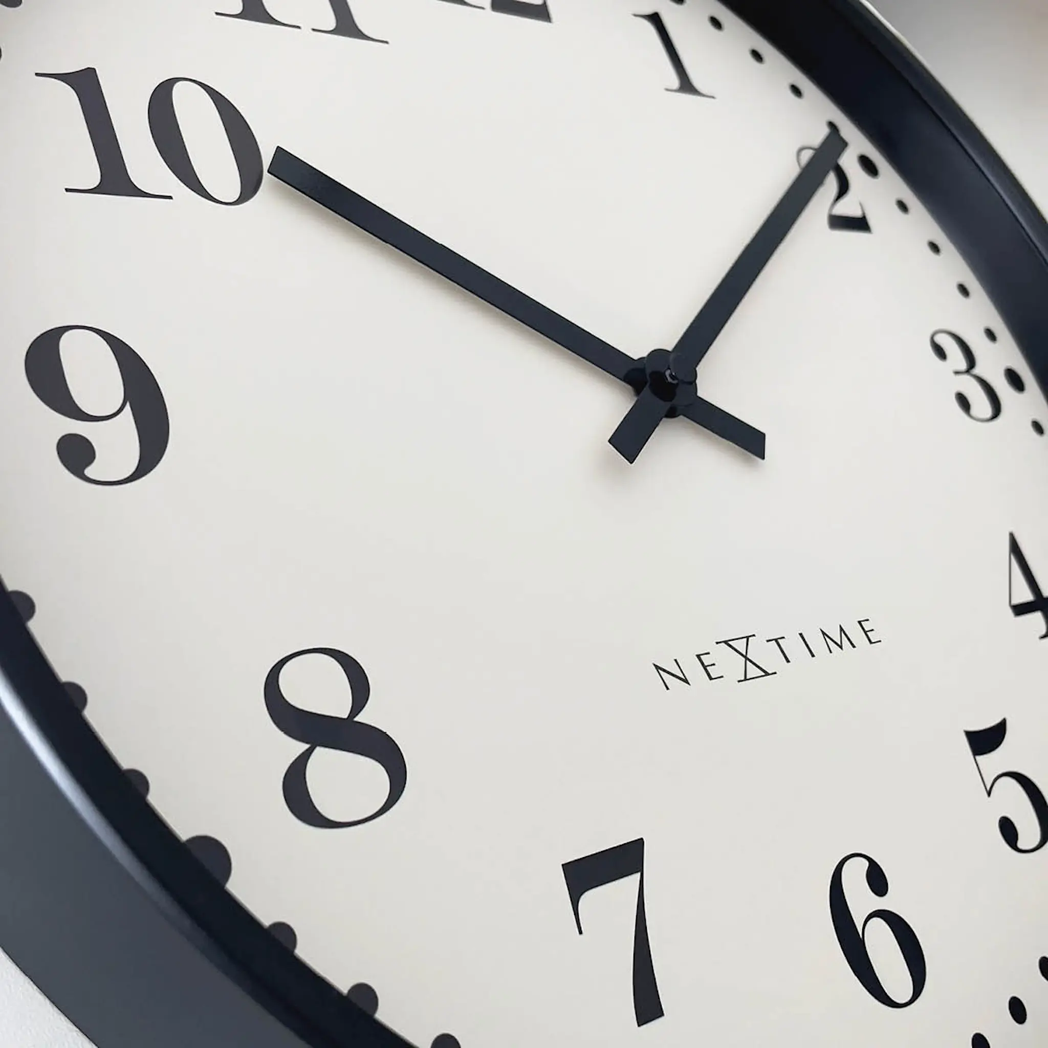 NeXtime Dickens veggklokke 30 cm svart/hvit