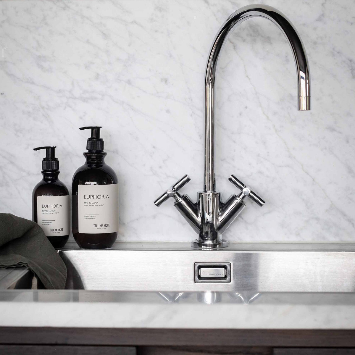 Tell Me More Handkräm 235 ml euphoria