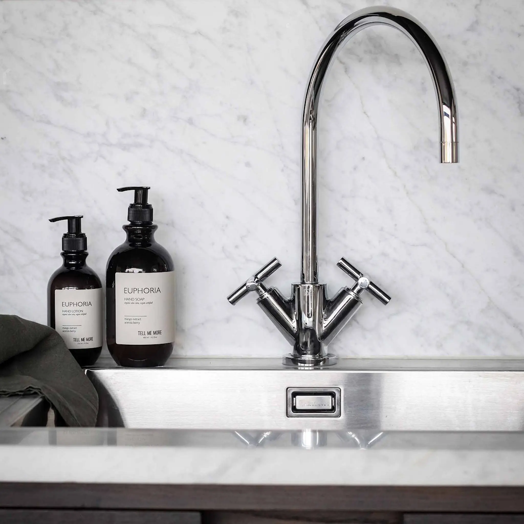 Tell Me More Handkräm 235 ml euphoria