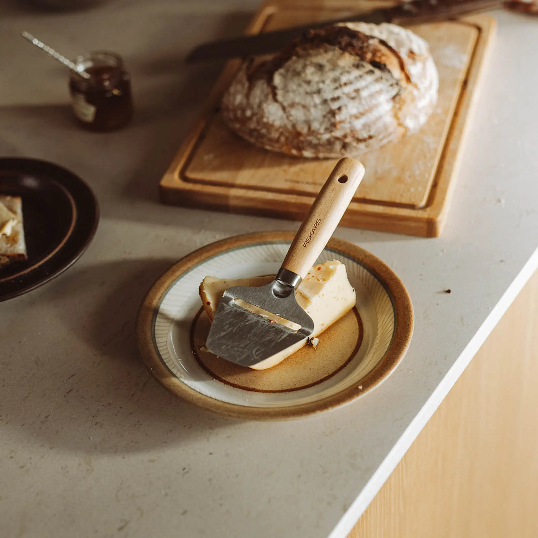 Fiskars Folken ostehøvel for harde oster 20 cm tre/stål hover