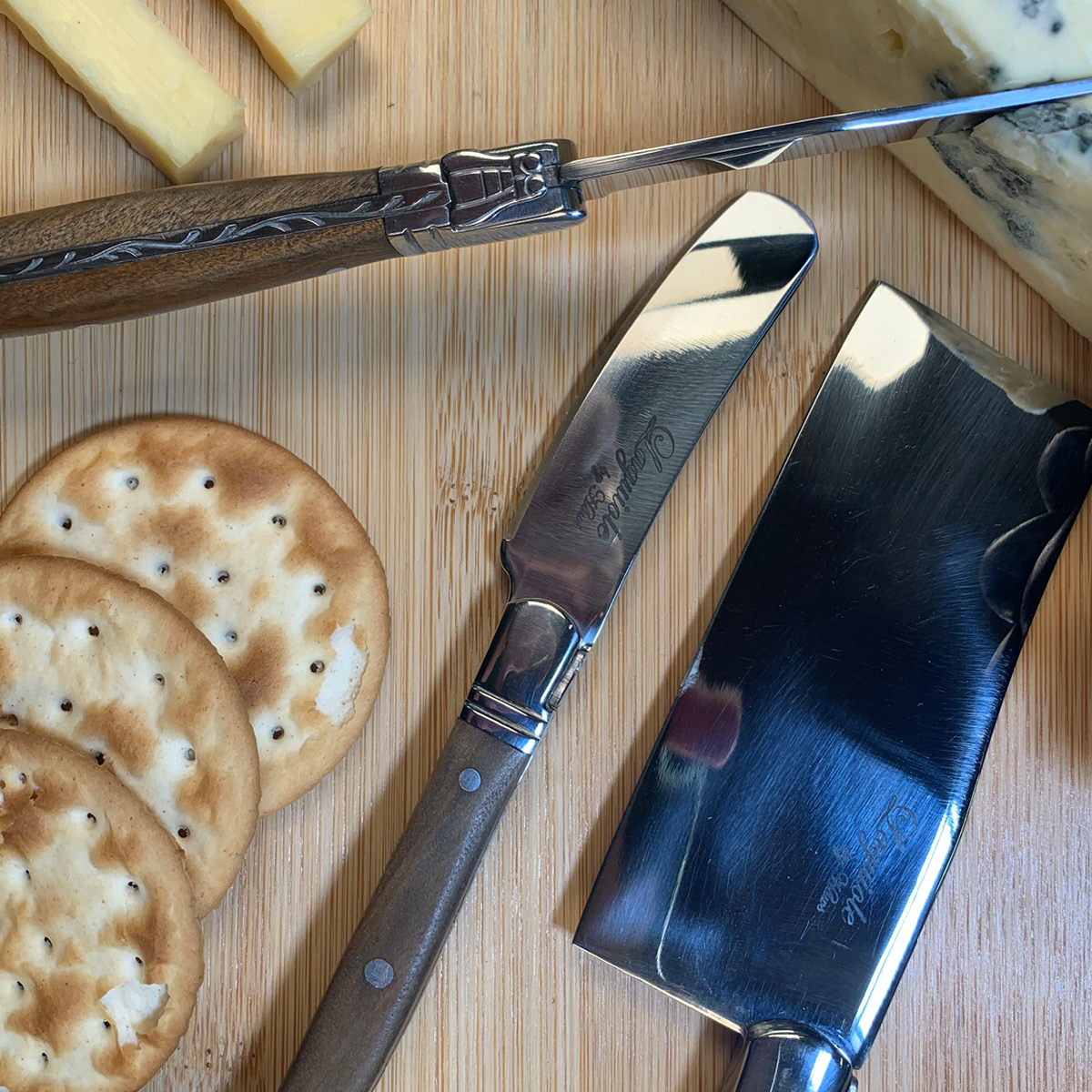 Laguiole by Hâws Ostset skärbräda och 3 knivar bambu/olivträ