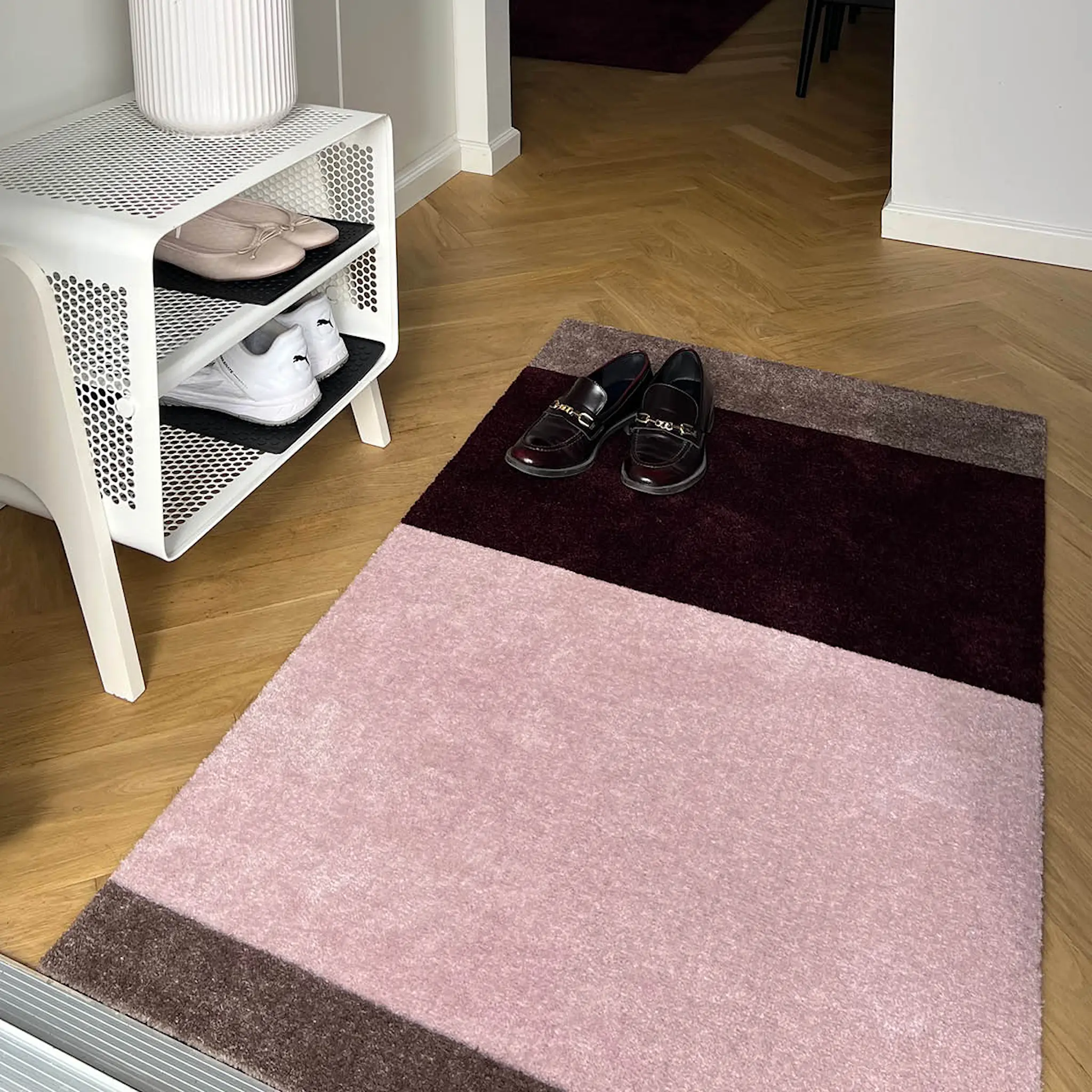 Tica Copenhagen Stripes Horizontally golvmatta 120x67 cm bordeaux/rose/sand