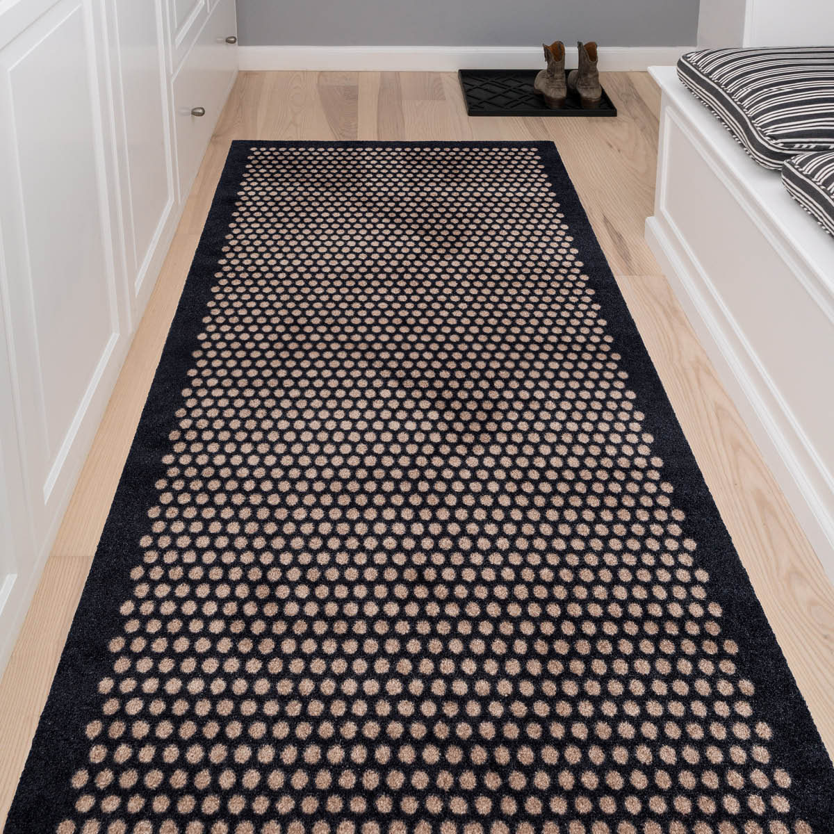 Tica Copenhagen Dot gulvmatte 200x90 cm svart/sand