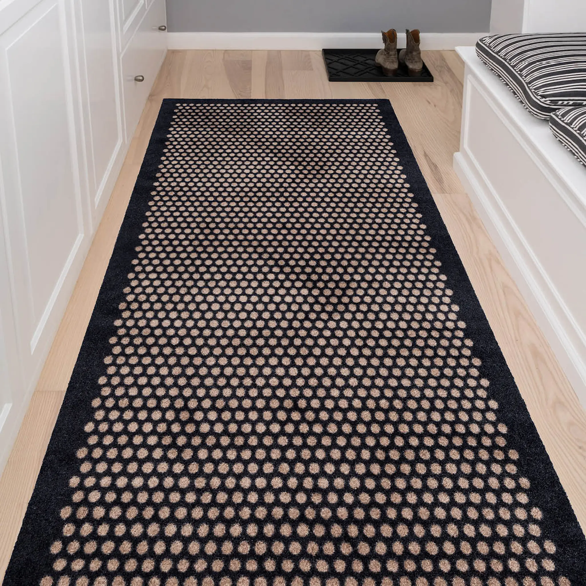 Tica Copenhagen Dot golvmatta 200x90 cm svart/sand
