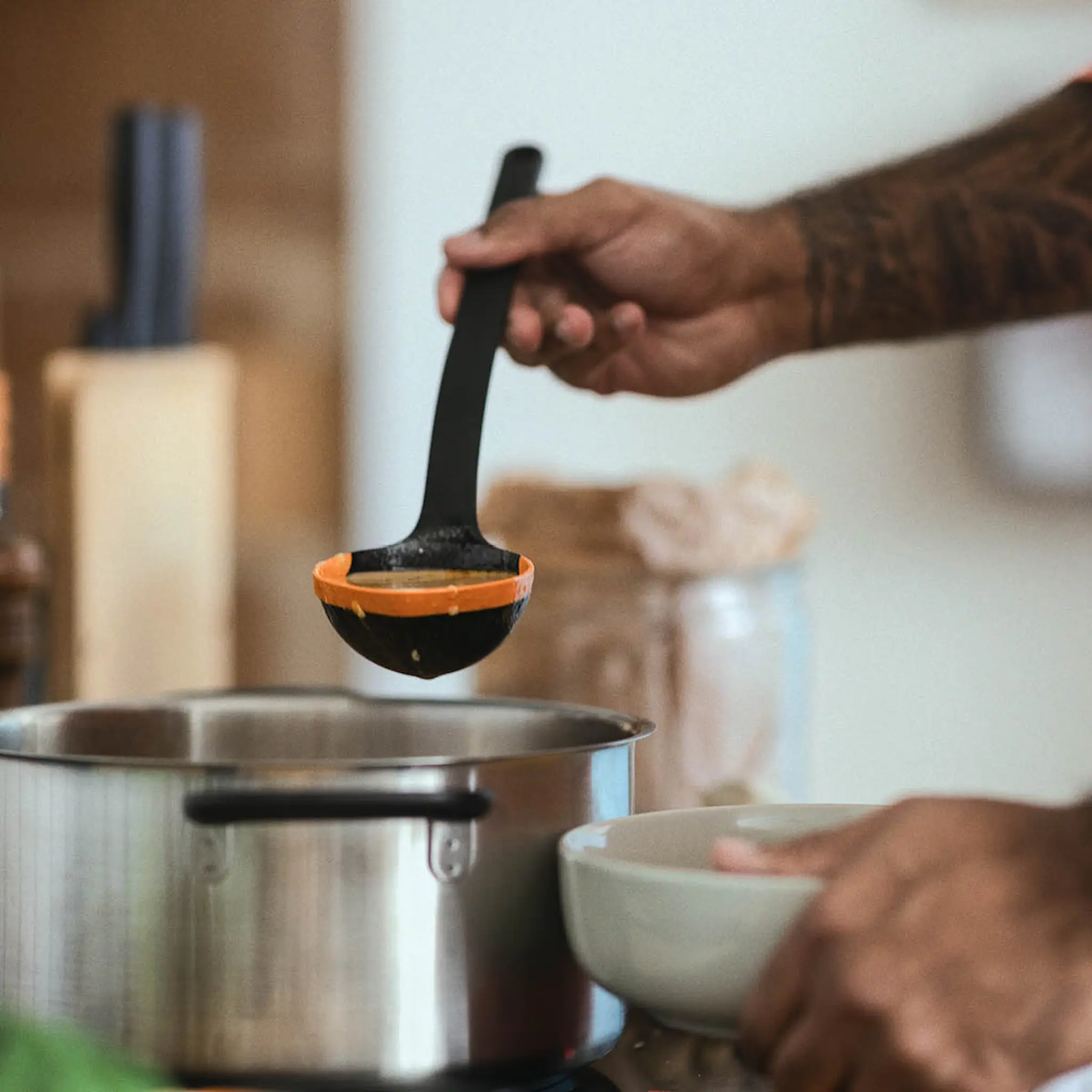 Fiskars Functional Form suppeøse 36 cm svart/rustfritt stål