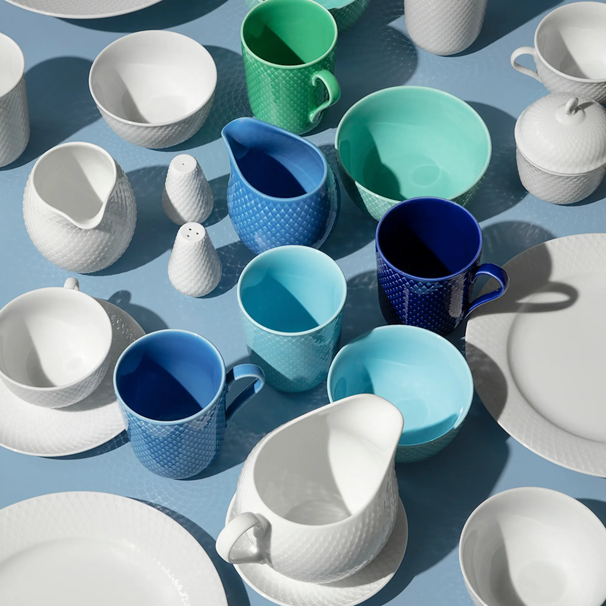 Lyngby Porcelæn Rhombe Color Muki korvalla 33 cl Tummansininen