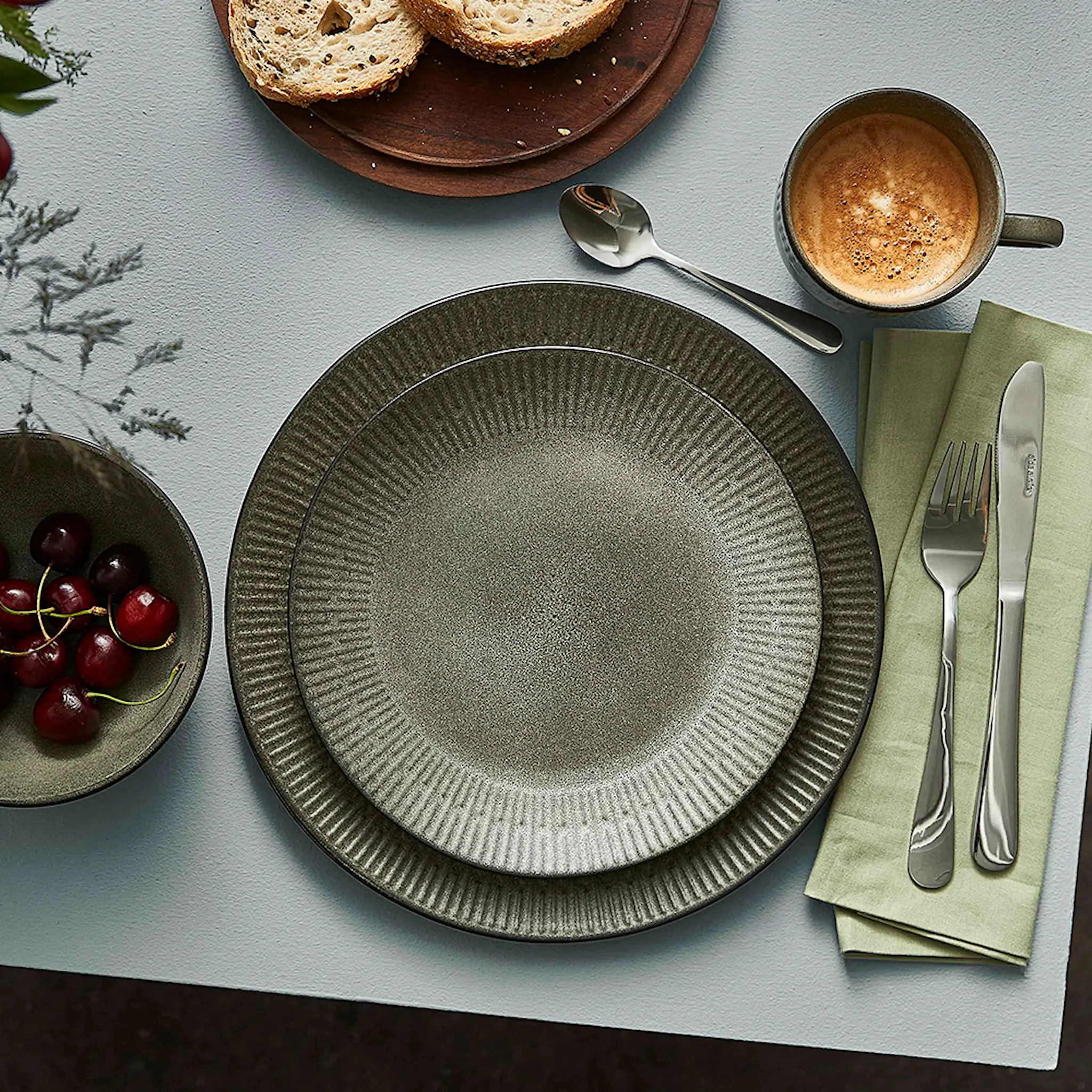 Aida Relief Stoneware Tallrik 22 cm Grå