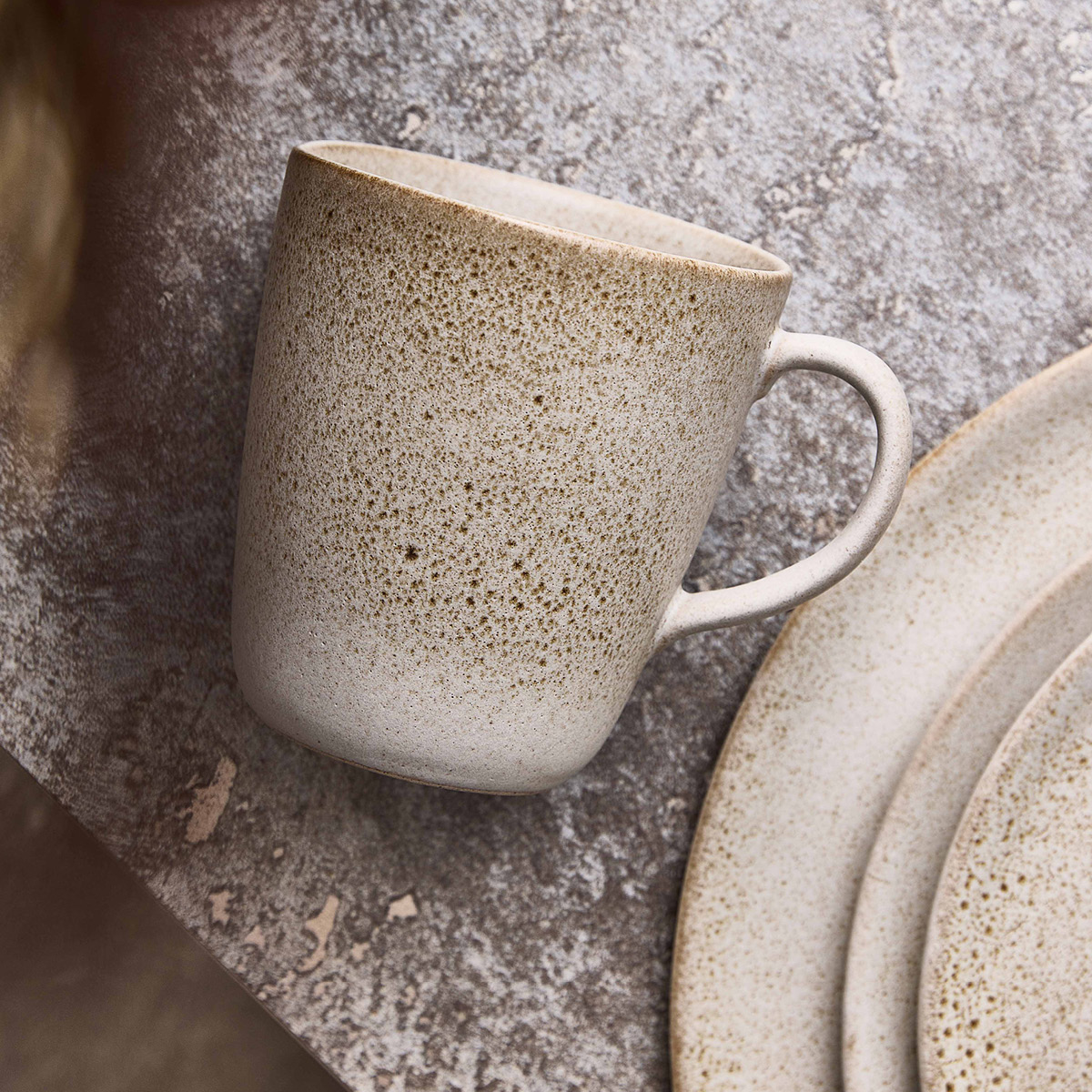 Aida RAW krus med hank 35 cl sandy beige