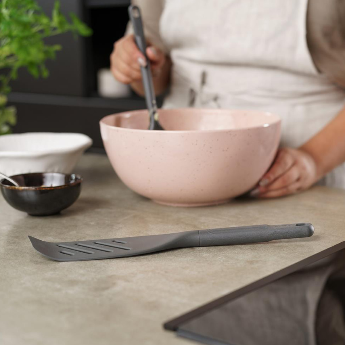 Zyliss Stekespade 32,5 cm grå