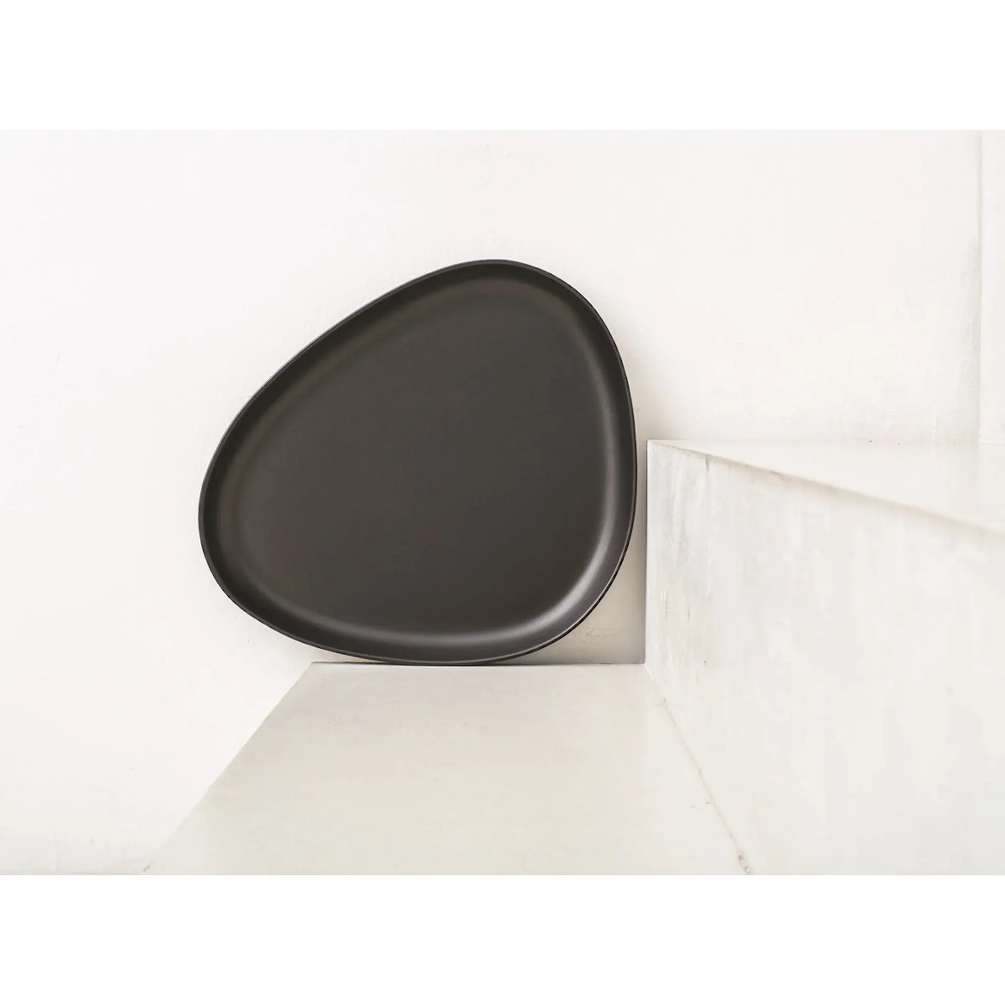 LIND DNA Curve Stoneware Serveringsfat 35x30 cm Svart