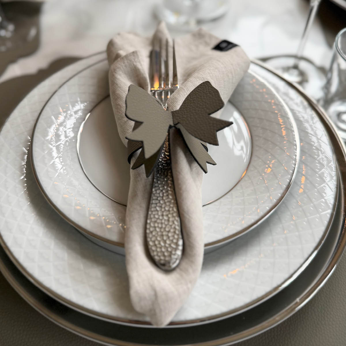 MiLLE W NORDISK DESIGN Rosett servettring 6 cm grå