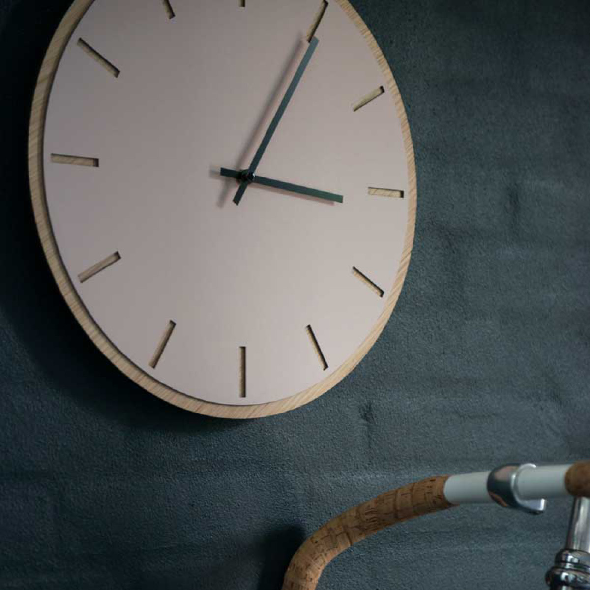 Hemverk Powder Seinäkello 28 cm Vaaleanpunainen/Musta