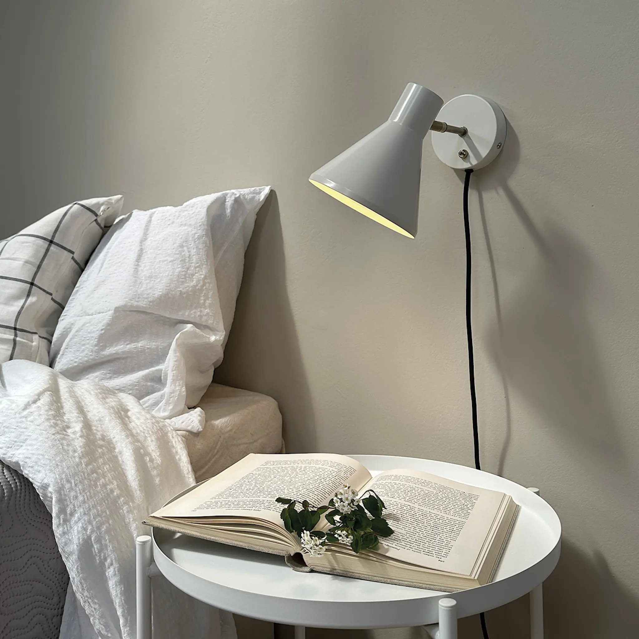 Dyberg Larsen Sleep vägglampa 17 cm vit