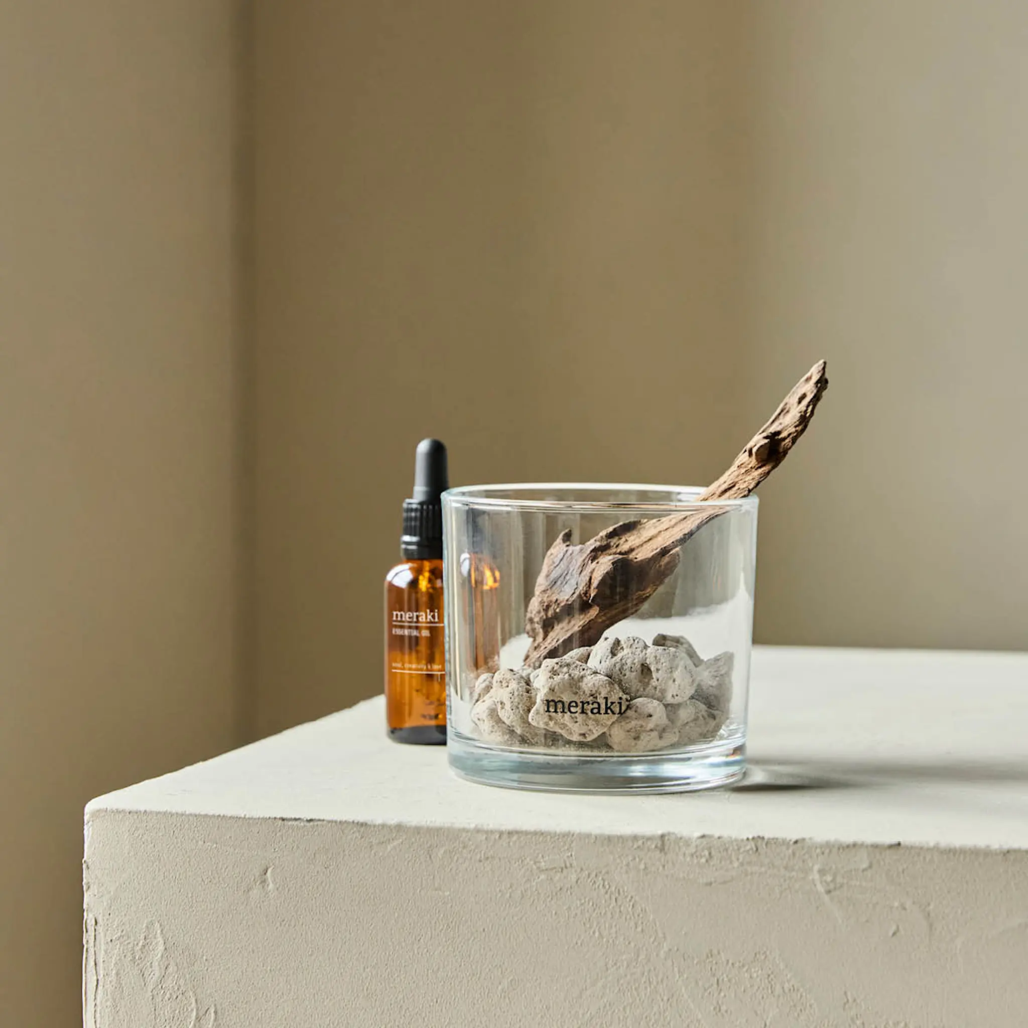 Meraki Lavastone & wood Huonetuoksu Amber dust 30 ml Musta