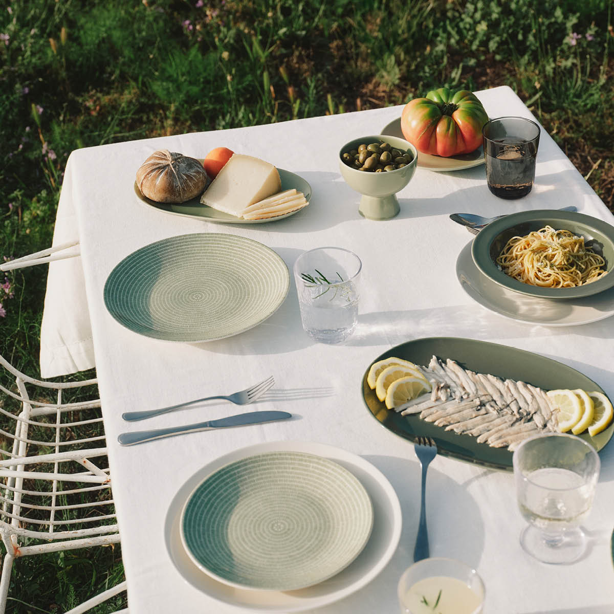 Arabia 24h oval tallerken 22x32 cm vintergrønn