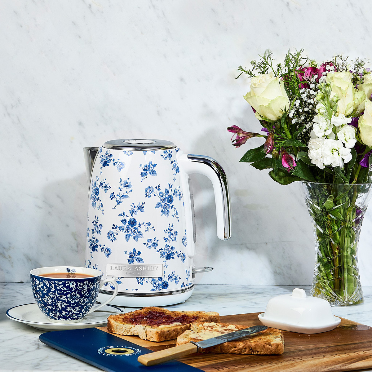Laura Ashley Jug elektrisk vannkoker 1,7L China Rose blå/hvit