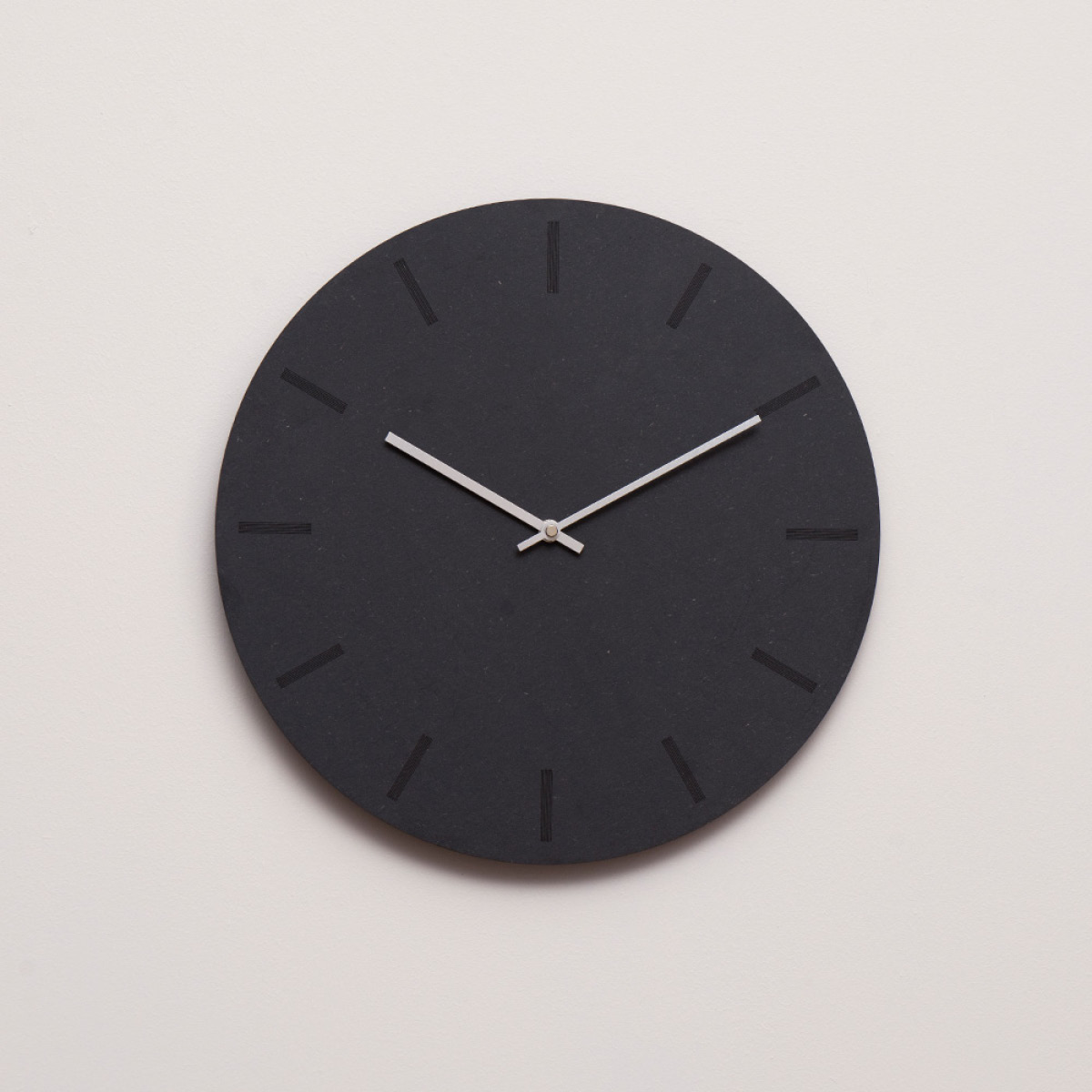 Hemverk Gunpowder väggklocka 38 cm mörkgrå med silvervisare