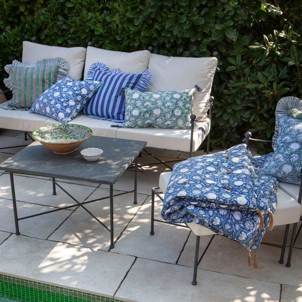 Chamois Jaipur Stripe kuddfodral med volang 48x48 cm grön